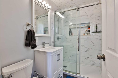 1019 Glacier Drive South, Lethbridge, AB - Indoor Photo Showing Bathroom