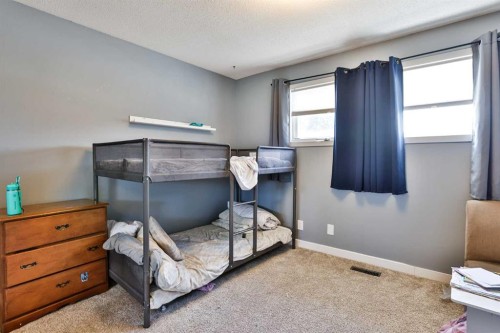 1019 Glacier Drive South, Lethbridge, AB - Indoor Photo Showing Bedroom