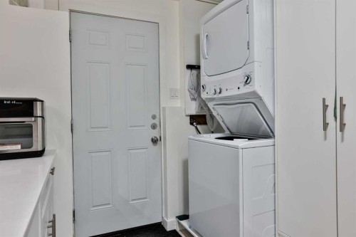 1019 Glacier Drive South, Lethbridge, AB - Indoor Photo Showing Laundry Room