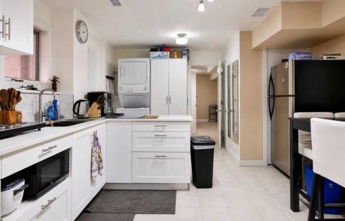 1019 Glacier Drive South, Lethbridge, AB - Indoor Photo Showing Kitchen
