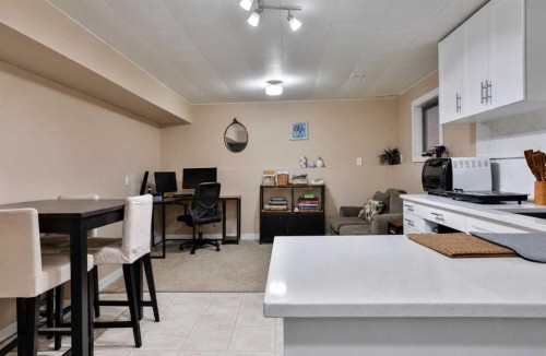 1019 Glacier Drive South, Lethbridge, AB - Indoor