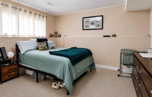 1019 Glacier Drive South, Lethbridge, AB - Indoor Photo Showing Bedroom