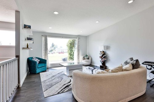 1019 Glacier Drive South, Lethbridge, AB - Indoor Photo Showing Living Room