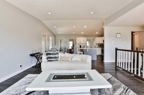 1019 Glacier Drive South, Lethbridge, AB - Indoor Photo Showing Living Room