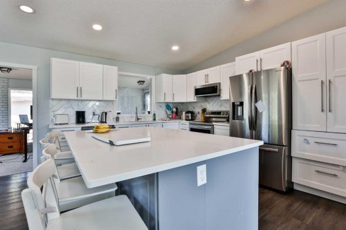 1019 Glacier Drive South, Lethbridge, AB - Indoor Photo Showing Kitchen