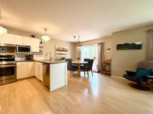 222 Heritage Circle West, Lethbridge, AB - Indoor Photo Showing Kitchen