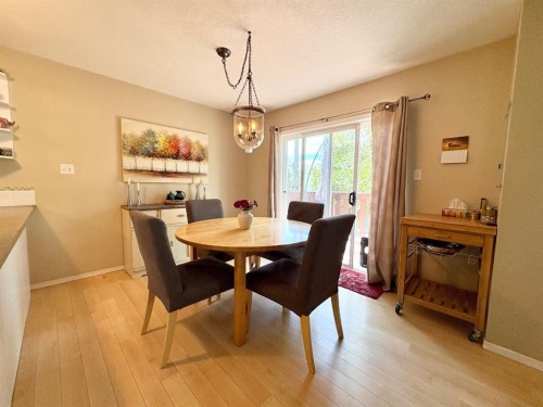 222 Heritage Circle West, Lethbridge, AB - Indoor Photo Showing Dining Room