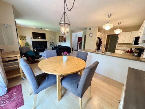 222 Heritage Circle West, Lethbridge, AB - Indoor Photo Showing Dining Room