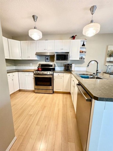 222 Heritage Circle West, Lethbridge, AB - Indoor Photo Showing Kitchen With Double Sink