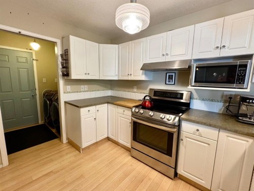 222 Heritage Circle West, Lethbridge, AB - Indoor Photo Showing Kitchen