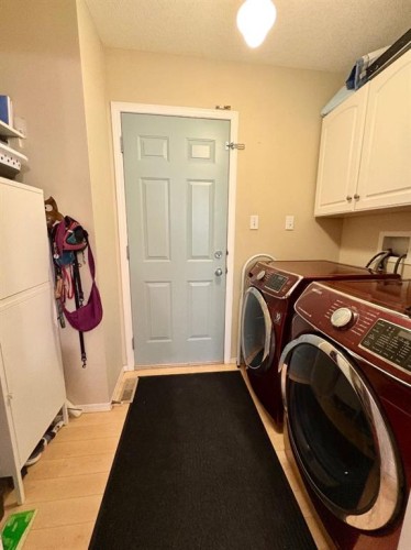 222 Heritage Circle West, Lethbridge, AB - Indoor Photo Showing Laundry Room