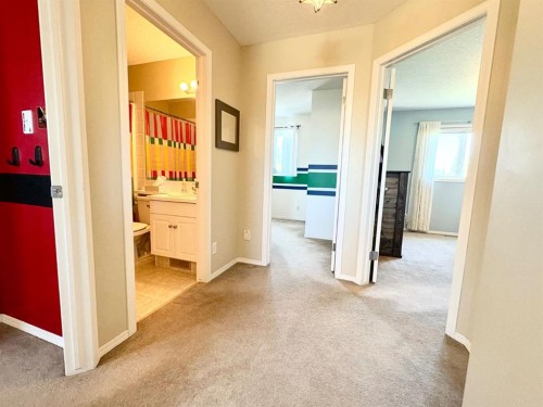 222 Heritage Circle West, Lethbridge, AB - Indoor Photo Showing Other Room