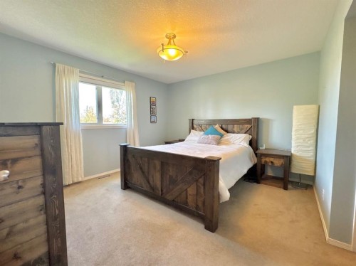 222 Heritage Circle West, Lethbridge, AB - Indoor Photo Showing Bedroom