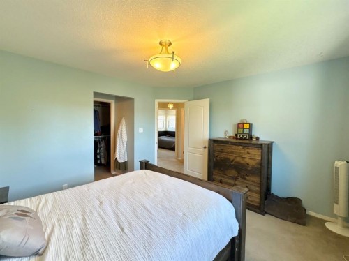222 Heritage Circle West, Lethbridge, AB - Indoor Photo Showing Bedroom