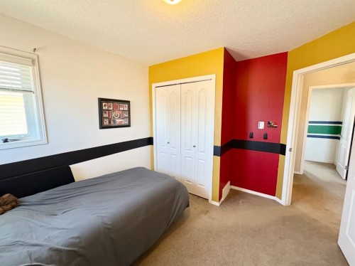 222 Heritage Circle West, Lethbridge, AB - Indoor Photo Showing Bedroom