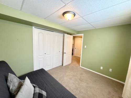 222 Heritage Circle West, Lethbridge, AB - Indoor Photo Showing Bedroom