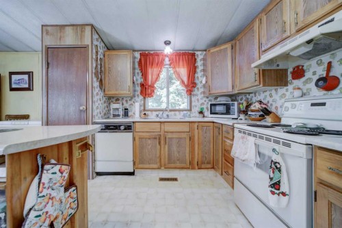 5670 16 Avenue, Coleman, AB - Indoor Photo Showing Kitchen