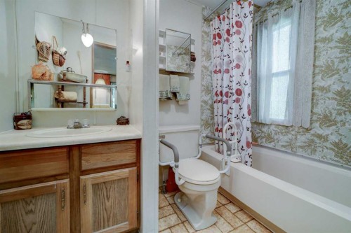 5670 16 Avenue, Coleman, AB - Indoor Photo Showing Bathroom