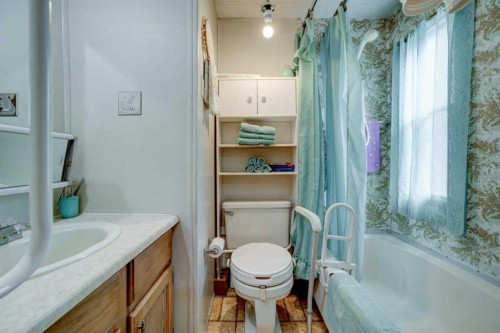 5670 16 Avenue, Coleman, AB - Indoor Photo Showing Bathroom