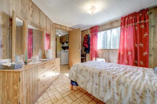 5670 16 Avenue, Coleman, AB - Indoor Photo Showing Bedroom