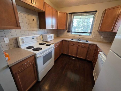 1-3514 20 Avenue South, Lethbridge, AB - Indoor Photo Showing Kitchen With Double Sink