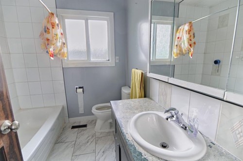 32 Lemoyne Crescent West, Lethbridge, AB - Indoor Photo Showing Bathroom