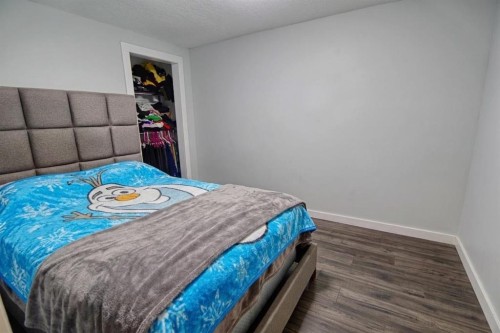 32 Lemoyne Crescent West, Lethbridge, AB - Indoor Photo Showing Bedroom