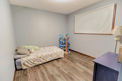 32 Lemoyne Crescent West, Lethbridge, AB - Indoor Photo Showing Bedroom