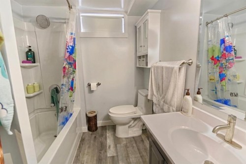 32 Lemoyne Crescent West, Lethbridge, AB - Indoor Photo Showing Bathroom