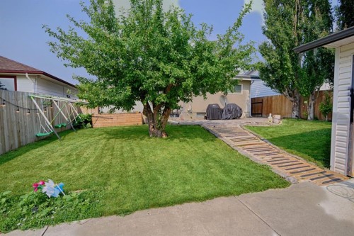 32 Lemoyne Crescent West, Lethbridge, AB - Outdoor