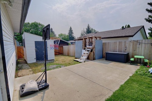 32 Lemoyne Crescent West, Lethbridge, AB - Outdoor With Exterior