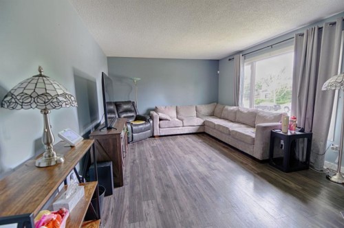 32 Lemoyne Crescent West, Lethbridge, AB - Indoor Photo Showing Living Room