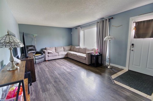 32 Lemoyne Crescent West, Lethbridge, AB - Indoor Photo Showing Living Room
