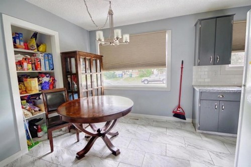 32 Lemoyne Crescent West, Lethbridge, AB - Indoor