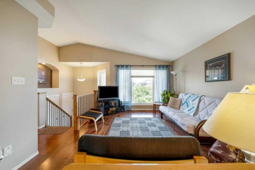 441 Edinburgh Road West, Lethbridge, AB - Indoor Photo Showing Living Room