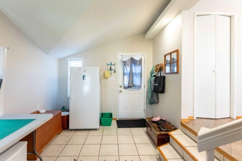 210 Ojibwa Place West, Lethbridge, AB - Indoor Photo Showing Other Room