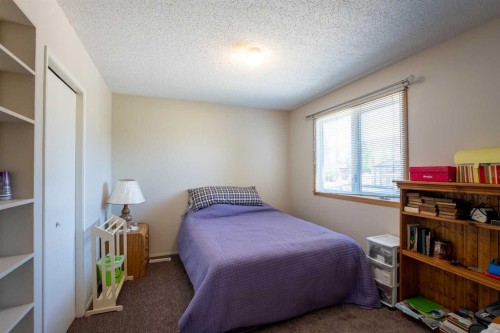 210 Ojibwa Place West, Lethbridge, AB - Indoor Photo Showing Bedroom