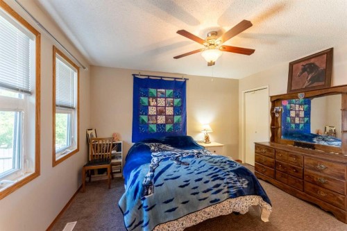 210 Ojibwa Place West, Lethbridge, AB - Indoor Photo Showing Bedroom