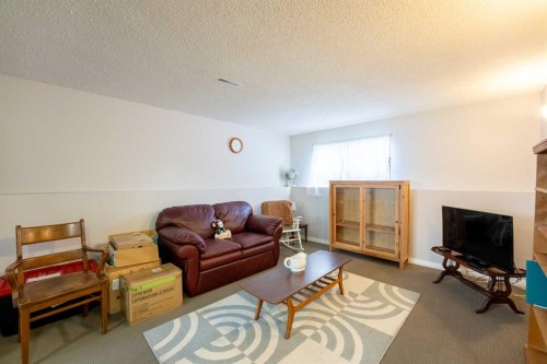 210 Ojibwa Place West, Lethbridge, AB - Indoor Photo Showing Living Room