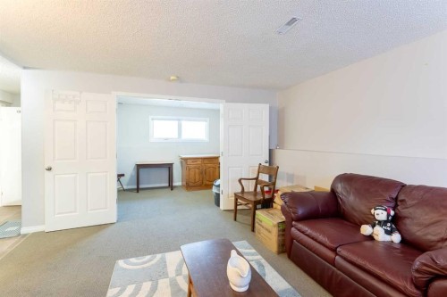 210 Ojibwa Place West, Lethbridge, AB - Indoor Photo Showing Living Room