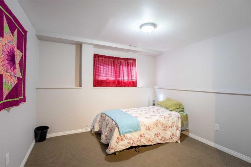 210 Ojibwa Place West, Lethbridge, AB - Indoor Photo Showing Bedroom