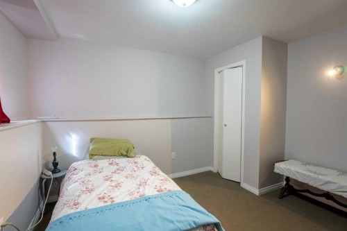 210 Ojibwa Place West, Lethbridge, AB - Indoor Photo Showing Bedroom