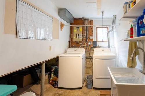 210 Ojibwa Place West, Lethbridge, AB - Indoor Photo Showing Laundry Room