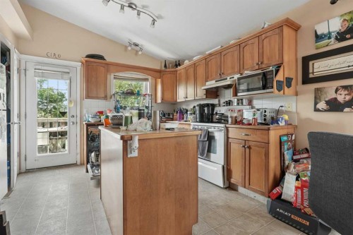 84 Aberdeen Road West, Lethbridge, AB - Indoor Photo Showing Kitchen
