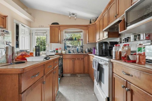 84 Aberdeen Road West, Lethbridge, AB - Indoor Photo Showing Kitchen