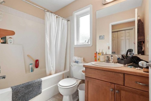 84 Aberdeen Road West, Lethbridge, AB - Indoor Photo Showing Bathroom