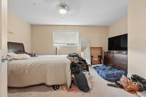 84 Aberdeen Road West, Lethbridge, AB - Indoor Photo Showing Bedroom