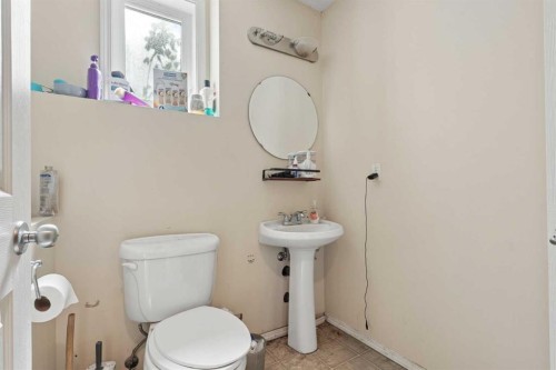 84 Aberdeen Road West, Lethbridge, AB - Indoor Photo Showing Bathroom