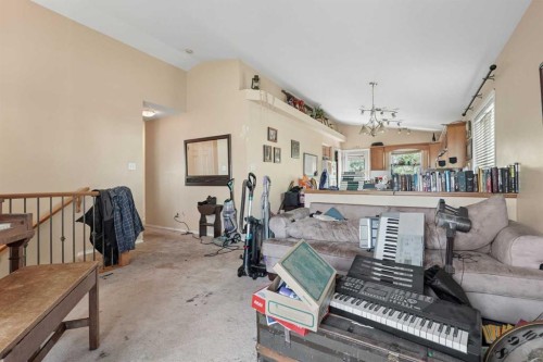 84 Aberdeen Road West, Lethbridge, AB - Indoor Photo Showing Living Room