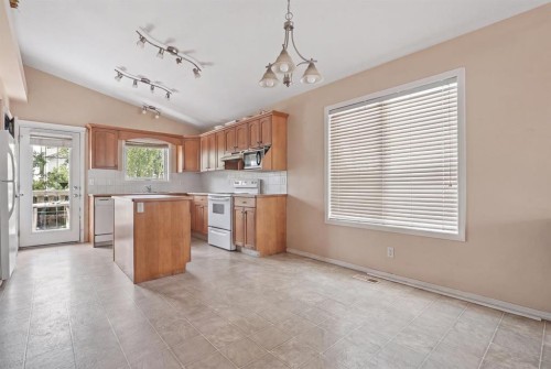 84 Aberdeen Road West, Lethbridge, AB - Indoor Photo Showing Kitchen